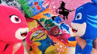 Arriva la Befana 🧦 Apriamo le Calze dei Pj Masks Super Pigiamini e dei Minions insieme a loro [upl. by Yroger]