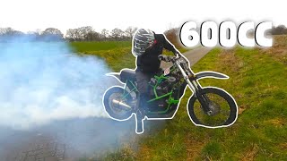 600cc crossmotor maakt burnout door het asfalt heen [upl. by Ahsya236]