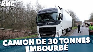 Un camion de 30 tonnes embourbé [upl. by Ayatnwahs]