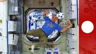 La Coupe du Monde dans lespace  les astronautes font leur Mondial en apesanteur [upl. by Elolcin779]