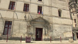 Une pétition contre le déménagement de la mairie de Brantôme [upl. by Phina389]