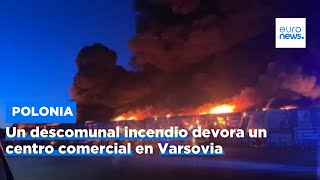 Polonia Un descomunal incendio devora un centro comercial con 1400 locales en Varsovia [upl. by Ignaz1]