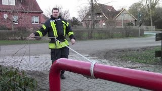 Selbstretten bei der Feuerwehr  Mastwurf Halbmastwurf und Technik [upl. by Harbird657]