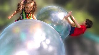 WUBBLE BUBBLE CHALLENGE dans le TRAMPOLINE  CAP ou PAS CAP entre FRÈRE et SOEUR  Démo Jouets [upl. by Lorens]