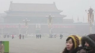 かすむ天安門 中国の大気汚染 ２０１３年 [upl. by Alcine682]