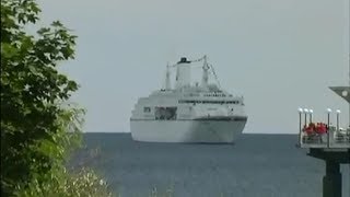 Das Traumschiff MS Deutschland vor der Heringsdorfer Seebrücke [upl. by Pinebrook]