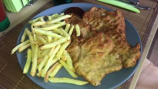 XXL Schnitzel Wiener Art zubereiten Wiener Schnitzel mit Pommes Fritten Kochen Rezept [upl. by Hammock]