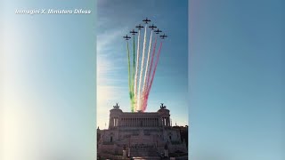 4 novembre il passaggio delle Frecce Tricolori sullAltare della Patria [upl. by Ahsyen320]