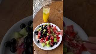 Des aliments toujours croquants grâce à la disposition de la sauce en bas 🥬🥒🥑 vlog shorts salad [upl. by Aihsened]