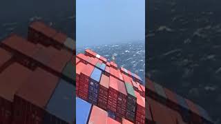 Así la vista en mar abierto de un barco de contenedores navegando en aguas turbias 😱😳😮 [upl. by Lekkim]