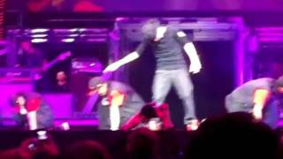 justin bieber le da un ataque de risa en pleno show el mejor video [upl. by Asiluy]