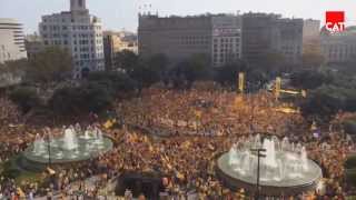 110000 persones canten Els Segadors a la Plaça Catalunya [upl. by Comras]