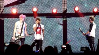 One Direction  Melbourne October 30 2013  Teenage Dirtbag with 5SOS [upl. by Nickerson]