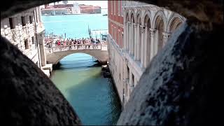 Die Seufzerbrücke am Dogenpalast in Venedig am 2621 [upl. by Aneetsyrk292]