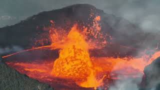 Nos recibe un volcán activo [upl. by Shepp256]