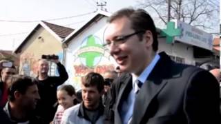 Vučić sklonio obezbeđenje [upl. by Ynnavoig]