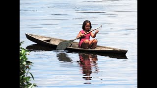 Criança remando canoa em rio do Amazonas [upl. by Prissie705]