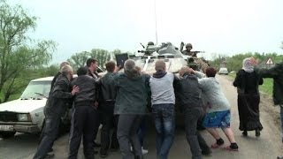 Est de lUkraine des habitants tentent de ralentir les soldats [upl. by Cioffred]