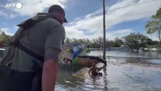 Usa luragano Milton si abbate sulla Florida 14enne salvato dalla polizia [upl. by Attemaj358]