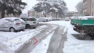 La nevicata su Cairo Montenotte giro a piedi sotto la neve [upl. by Ayhdiv]