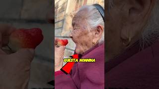 RIUSCIRÀ A MANGIARE LA FRAGOLA LA NONNA😅 shorts [upl. by Gilead299]