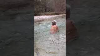 Komm fühl die Kraft der Natur am eigenen Körper rienz südtirol suedtirol swimming eisbaden [upl. by Odericus]