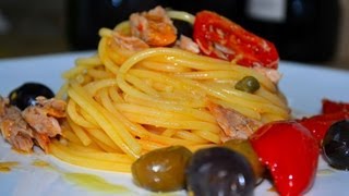 Video ricetta quotSpaghetti tonno olive pomodorini e capperiquot Blog wwwaglioincamiciacom [upl. by Inhsor]