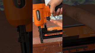 Cómo usar clavadora neumatica tapiceria tools comotapizar diy dewalt powertools gomaespuma [upl. by Ijat677]