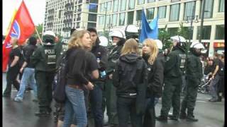 Friedliche Demonstranten und Polizei Berlin 12 Juni 2010 [upl. by Nella240]