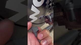 Cargando baterías del nuevo Shimano Di2 12v [upl. by Neffirg]