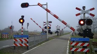 Spoorwegovergang Hindeloopen  Dutch railroad crossing [upl. by Jacinthe]