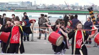 鎌倉女子大学沖縄舞踊愛好会さんⅠ）＠2012 東京マラソン応援演舞 [upl. by Aynnek]