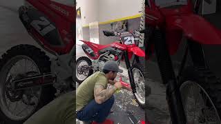 Adesivando a CRF 250 [upl. by Enovaj]