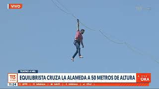 Así fue el cruce de un equilibrista a 50 metros de altura por la Alameda [upl. by Iveksarap578]