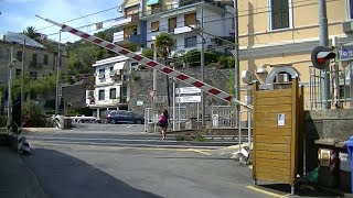 Spoorwegovergang Bogliasco I  Railroad crossing  Passaggio a livello [upl. by Doi]