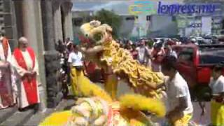 Fête du Printemps  Danse des lions chinois devant léglise Ste Thérèse [upl. by Ronda]