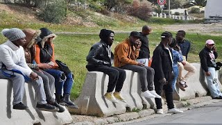 Tunisie  les migrants subsahariens inquiets après le discours de Saied [upl. by Selbbep]