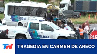 TRAGEDIA EN CARMEN DE ARECO  Cuatro policías murieron en un choque entre camión y un colectivo [upl. by Reivaj342]