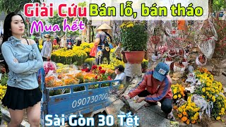 Bán Tháo Chợ Hoa 30 Tết Sài Gòn 2024  Nữ đại gia hốt nguyên xe ba gác luôn [upl. by Ueihtam]