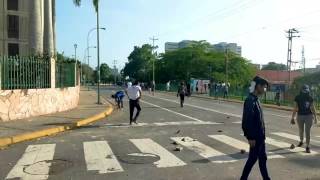 Protesta con enfrentamientos en El Cardenalito Barquisimeto 6 Abril 2017 [upl. by Osborn739]