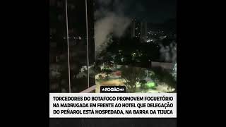 TORCEDORES DO BOTAFOGO SOLTAM FOGOS EM HOTEL DO PEÑAROL NA BARRA 🏨🎆 botafogo peñarol libertadores [upl. by Tatiana41]