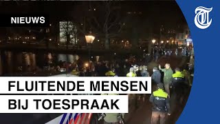 Joelende demonstranten verstoren toespraak Rutte [upl. by Meeharbi]