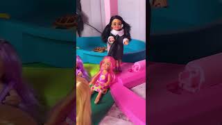 A sobrinha da wandinha assustou todas as Barbies barbies historiadebarbie youtubekids [upl. by Ahsonek950]