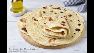 Piadina senza strutto fatta in casa veloce leggera e morbidissima  Ricette che Passione [upl. by Annaehs290]