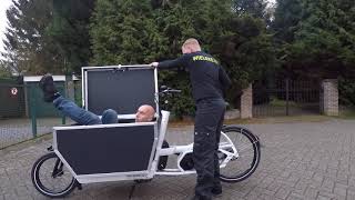 De urban Arrow bakfiets kan ook gebruikt worden voor transport van gevaarlijke goederen [upl. by Irtak]