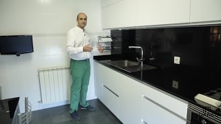 Video de cocinas blancas modernas pequeñas en acabado supermate sin tiradores y silestone en negro [upl. by Eizeerb]