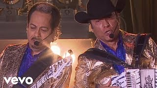 Los Tigres Del Norte  Ni Parientes Somos En Vivo [upl. by Ayanahs]