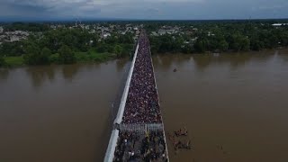 Caravana migrante en tensa espera en frontera con México [upl. by Cad]