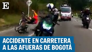 COLOMBIA  Motociclista atropella a un ciclista en la carretera [upl. by Akirrehs]