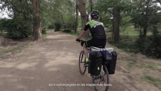 Consejos para disfrutar del cicloturismo con alforjas  Decathlon España [upl. by Enilegna]